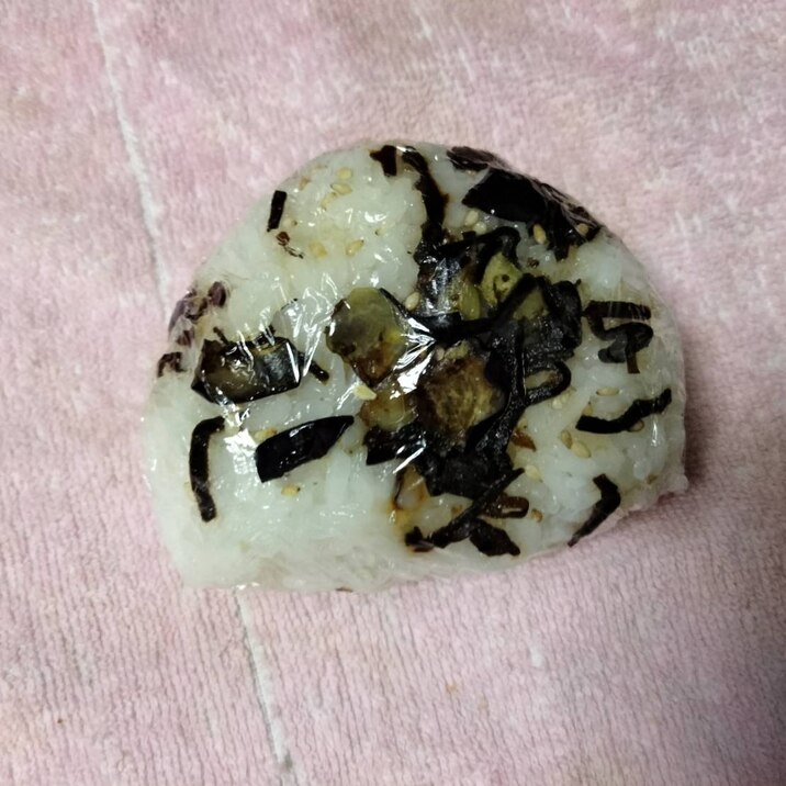 炒めたなす塩昆布白ごま おにぎり